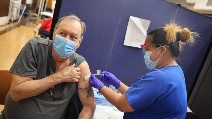 FDA authorizes booster shots for the elderly and people at risk. When will I be eligible?