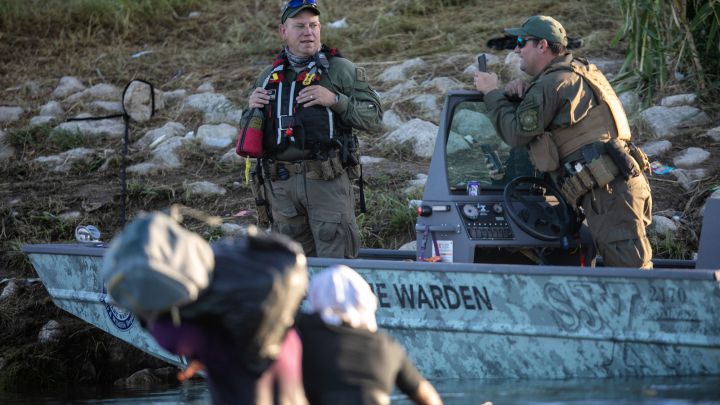 What is the salary of US border patrol agents?