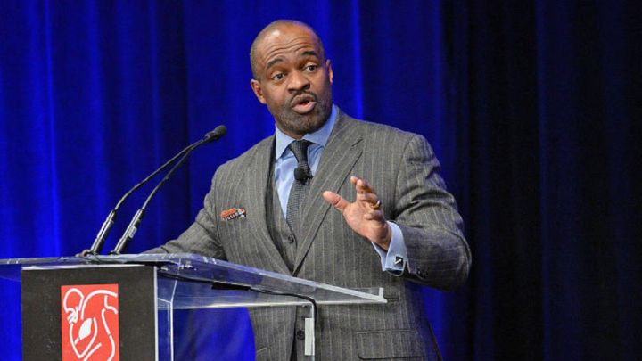 NFLPA director DeMaurice Smith keeps his job after close vote