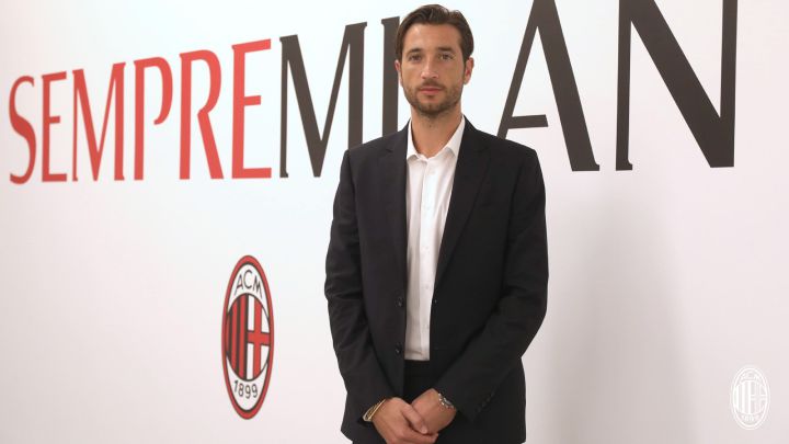 AC Milan sign keeper Mirante as cover for injury-hit Maignan