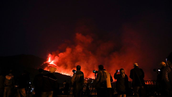 La Palma volcano, live updates today: eruption, tsunami warning and latest news | Canary Islands