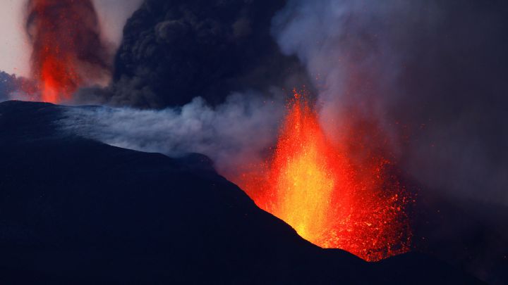 La Palma volcano "should be bombed" to divert lava flow