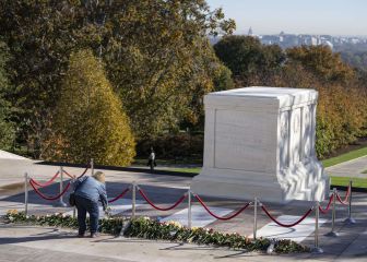 Are post offices and schools closed on Veterans Day?