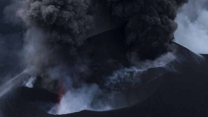 La Palma volcano, live updates today: eruption, tsunami warning and latest news | Canary Islands