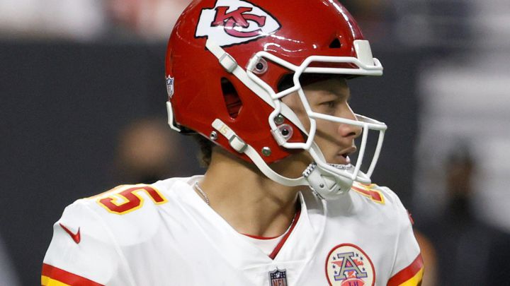 Who are Patrick Mahomes parents, siblings, girlfriend...