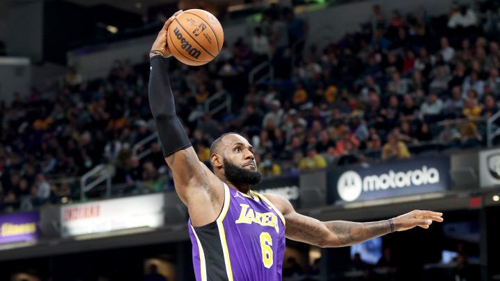 LeBron turns in 'performance for the ages' in return from suspension