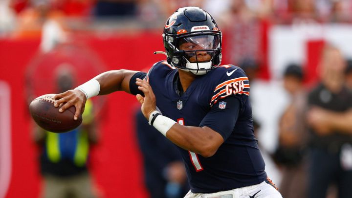 Report: Bears QB Justin Fields cracked ribs on Sunday