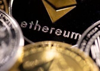 What are the differences between Bitcoin and altcoins?