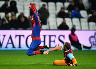'Spiderman' invade el campo en un Manchester City-West Ham y le hacen penalti