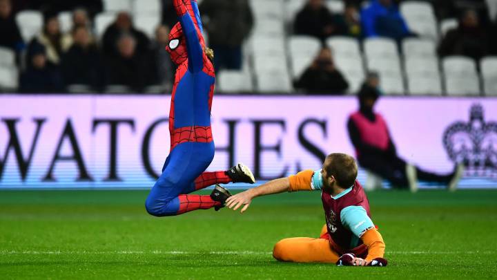 'Spiderman' invade el campo en un Manchester City-West Ham y le hacen penalti