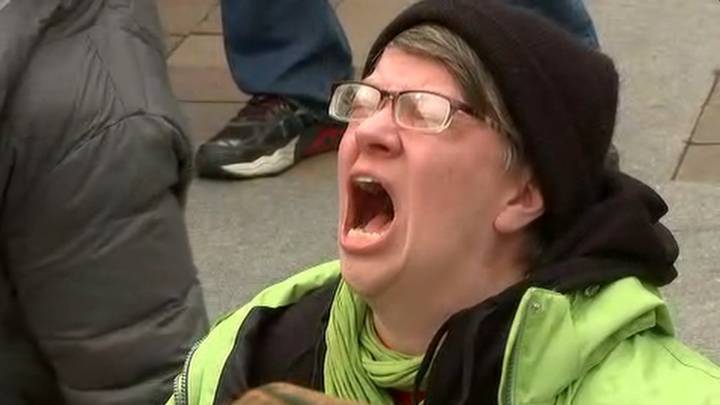 Una manifestante grita "¡No!" en la toma de posesión de Donald Trump