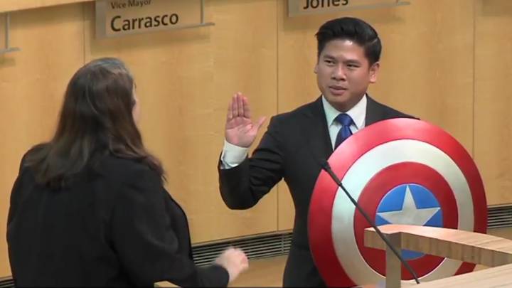 Un concejal californiano jura su cargo con el escudo del Capitán América