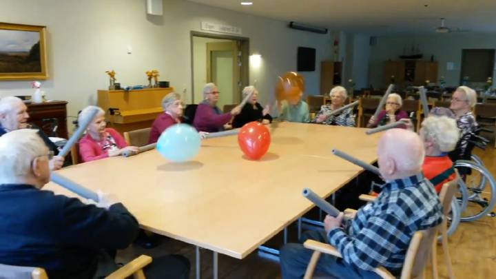Los ancianos daneses prefieren una batalla de globos que jugar al bingo