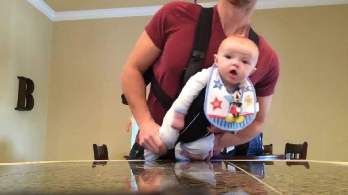Este bebé de 4 meses baila 'Beat it' de Michael Jackson y aprende el moonwalk antes que él