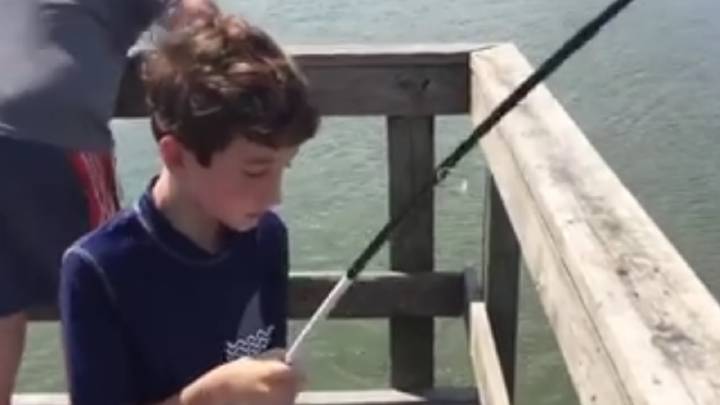 Un cocodrilo ladrón le roba a este niño su pesca