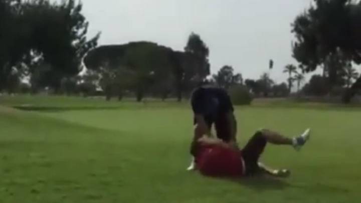 Enfrentamientos con mucha clase: dos golfistas se pelean y se rebozan en la hierba