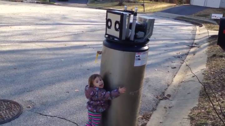 Esta niña confundiendo un calentador roto con un robot es lo más adorable que verás hoy