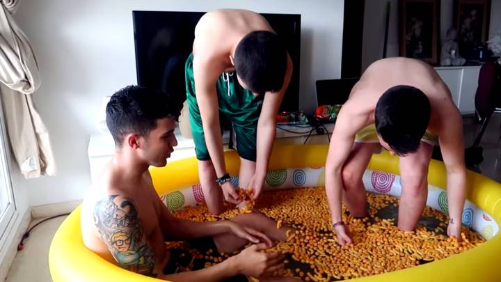Bañarse en una piscina de Cheetos, la nueva y desconcertante idea de Youtube