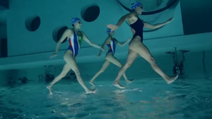 Ilusión óptica: ¿estas nadadoras de natación sincronizada caminan sobre el agua?
