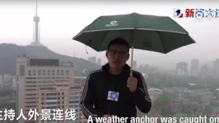 Un rayo alcanza a un reportero chino mientras hace un directo