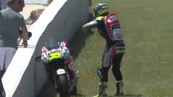 Esto es lo que ocurre cuando una avispa se mete en el traje de un piloto de MotoGP
