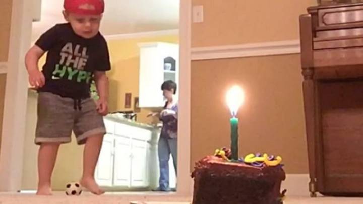Un niño de 2 años apaga la vela de una tarta con un balón de fútbol