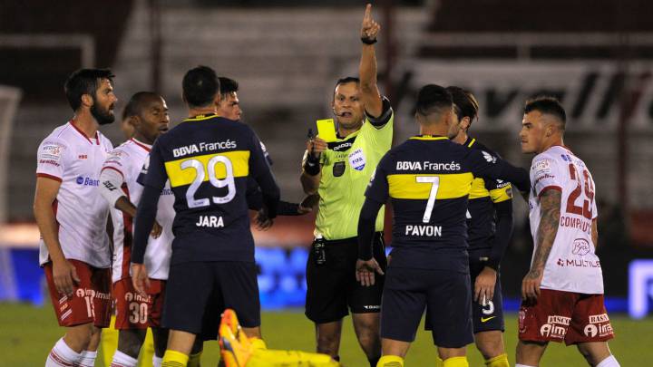 Un hincha de Boca Juniors llama a emergencias tras el 'robo' del árbitro contra su equipo