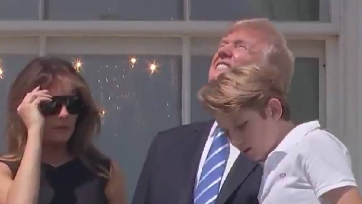 Resultado de imagen de donald trump mirando un eclipse