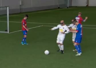 Estos futbolistas jugando con gafas de realidad virtual son la torpeza personificada