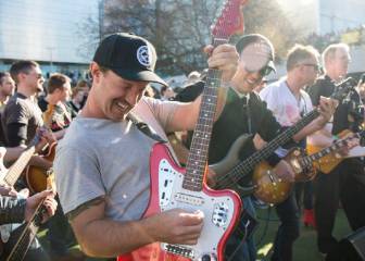 Así suenan más de 400 guitarristas tocando una canción al mismo tiempo