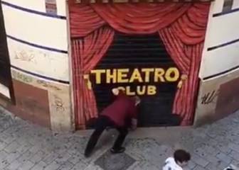 La reacción de un joven tras quedarse encerrado toda la noche en un bar de Málaga