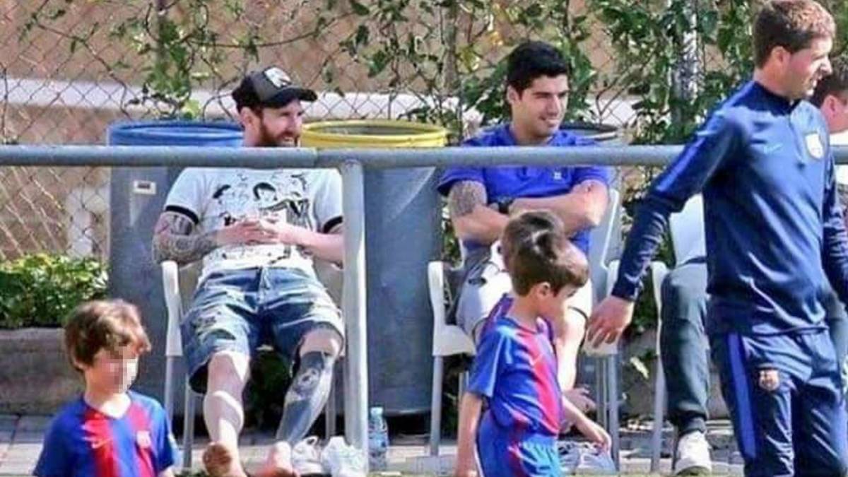 Messi y Luis Suárez presencian distendidamente un partido de fútbol base en mayo de 2018.