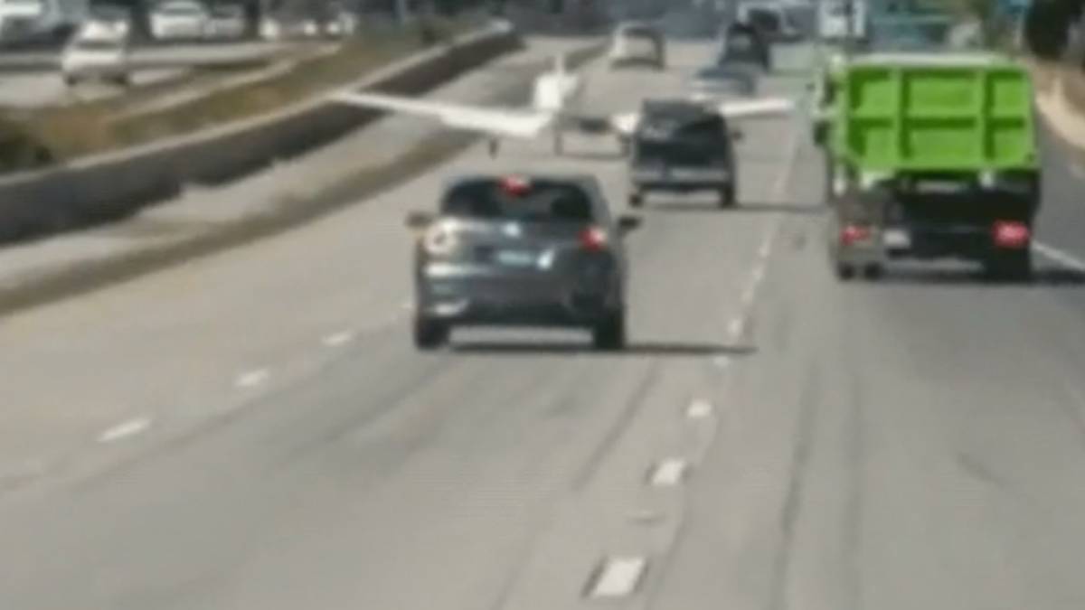 Una avioneta consigue aterrizar sin daños en una autopista
