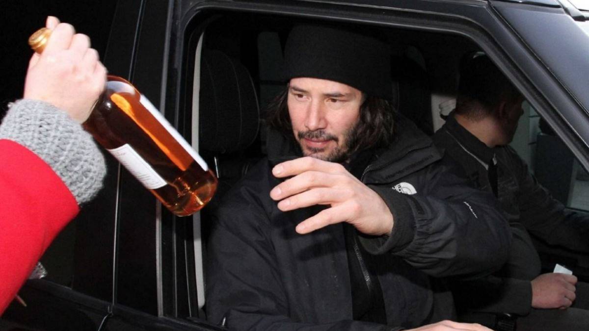 Keanu Reeves 'haciendo cosas' es la mejor cuenta de Twitter que puede existir