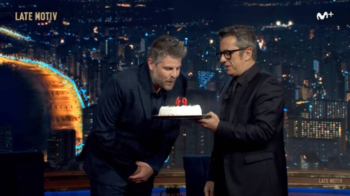 "¿No son 49?" Buenafuente 'trolea' a Raúl Cimas por su cumpleaños