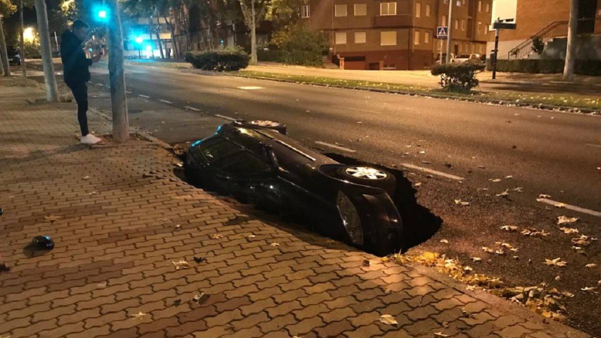 La carretera se 'traga' a un coche en Zamora
