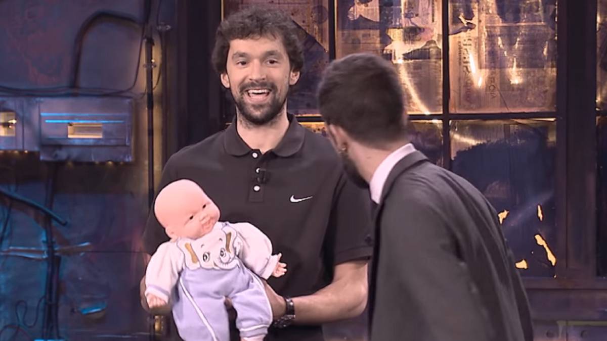 El pique continuado entre Llull y David Broncano acaba tirando triples con bebés