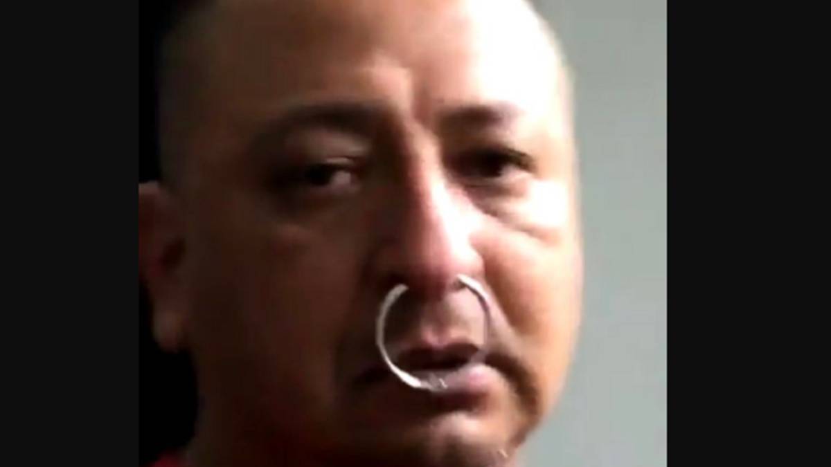 Un padre se pone el piercing de su hija y el resultado es hilarante (y con razón)