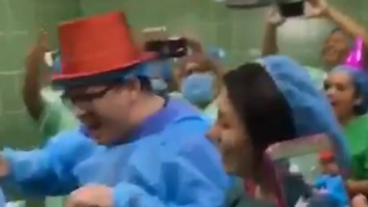 El polémico vídeo de unos médicos durante el primer nacimiento del año