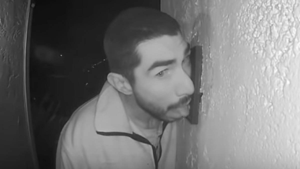 Se van de casa y la cámara de vigilancia filma a un tipo lamiendo su timbre 3 horas