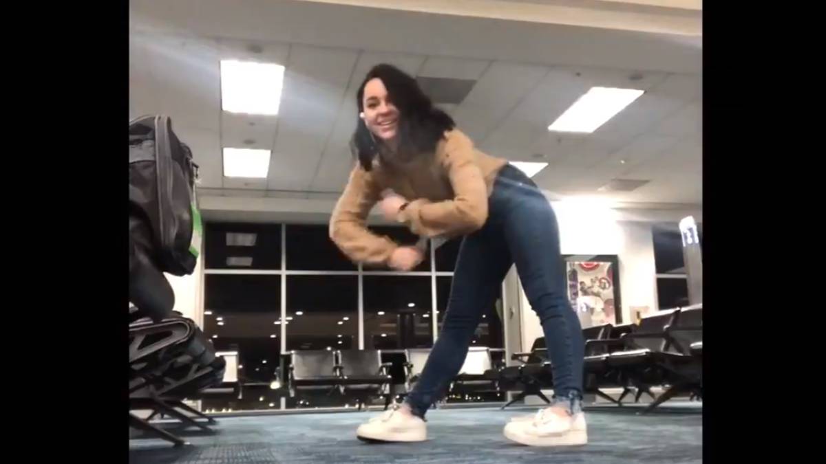 ¿Harto de las esperas en los aeropuertos? Esta chica tiene la solución más ingeniosa