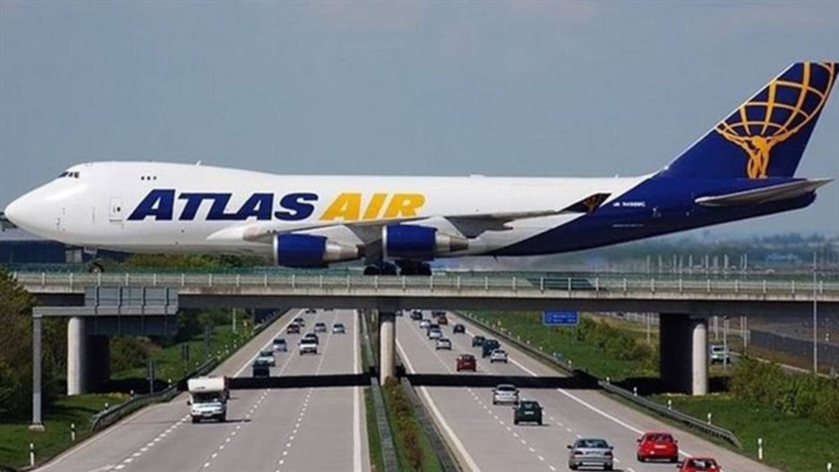 Un avión aterrizando en el aeoropuerto alemán que se encuentra en plena autopista A-14.