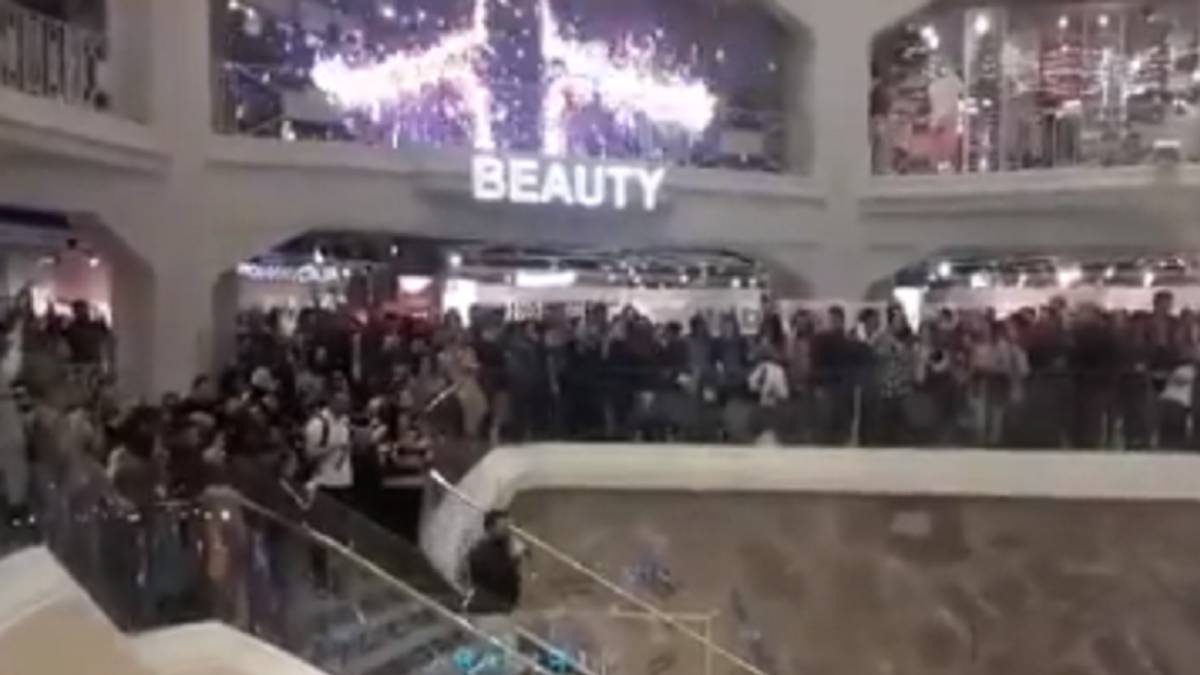 Un chico paraliza el Primark de Gran Vía para pedirle matrimonio a su novia