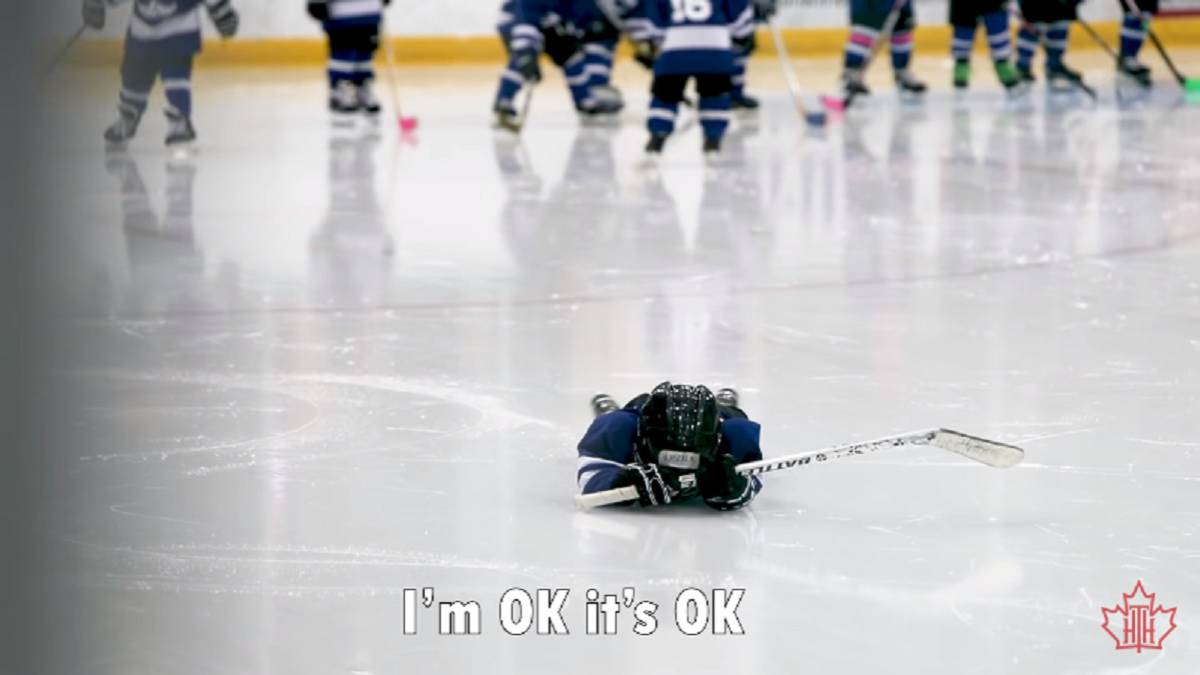 El vídeo viral de un niño practicando hockey con un micrófono
