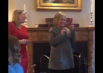 Hillary Clinton recibe una llamada de sus nietos en público y su reacción ya es viral