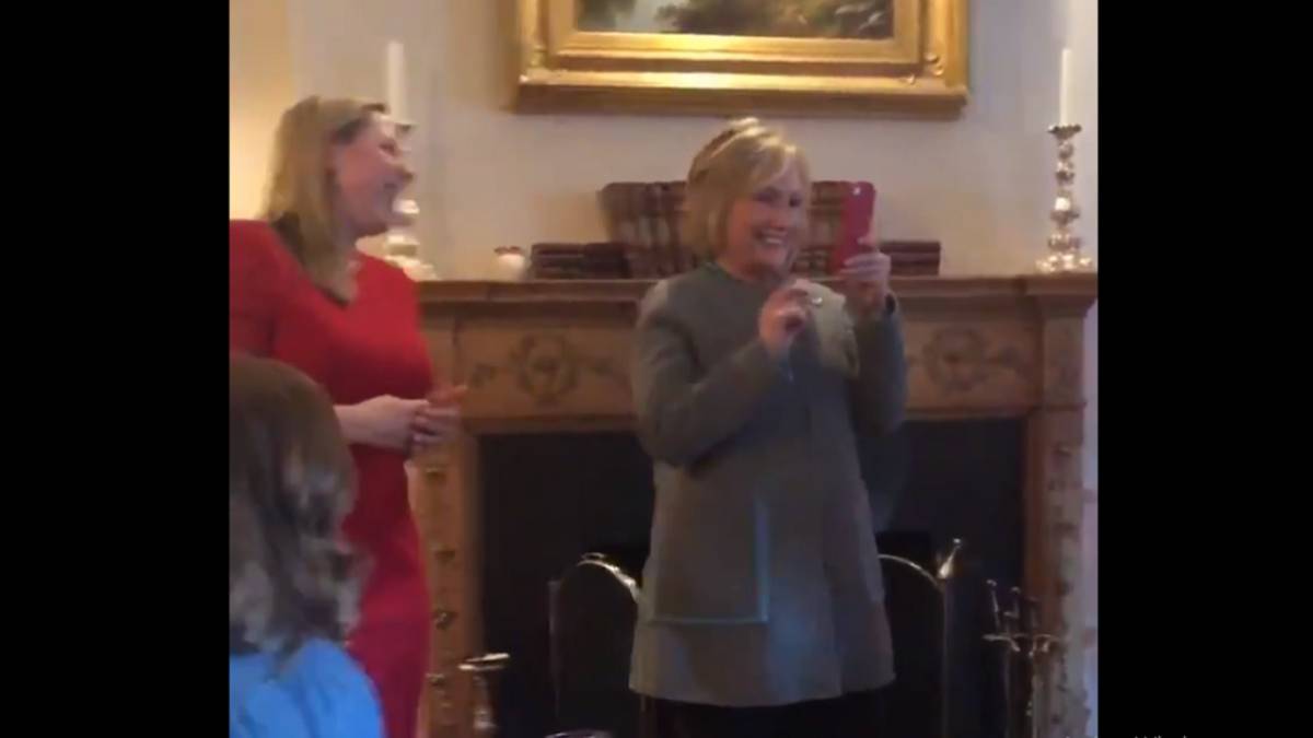 Hillary Clinton recibe una llamada de sus nietos en público y su reacción ya es viral