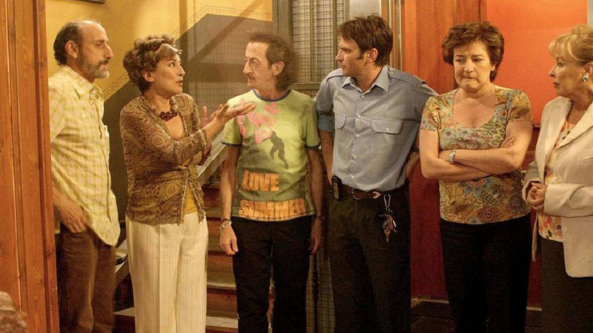 Si sientes nostalgia de 'Aquí no hay quien viva', te gustará este cartel de 'Avengers'