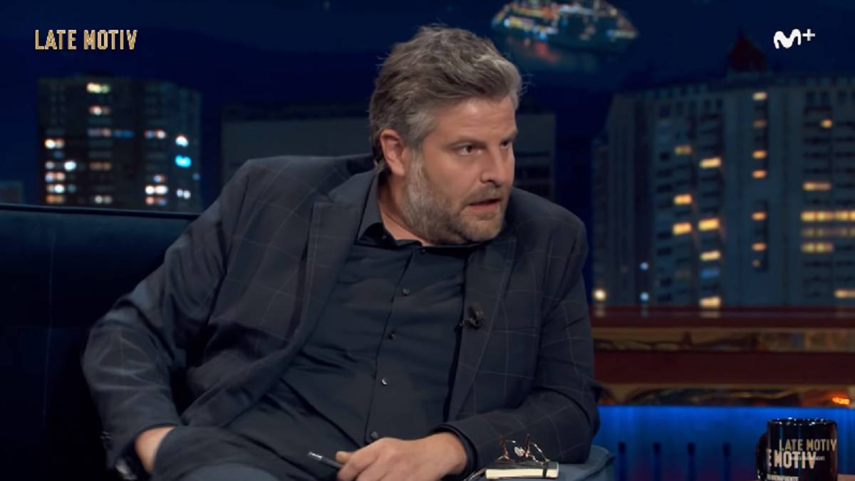 El encuentro 'épiko' (e inventado) entre Raúl Cimas y Pérez-Reverte