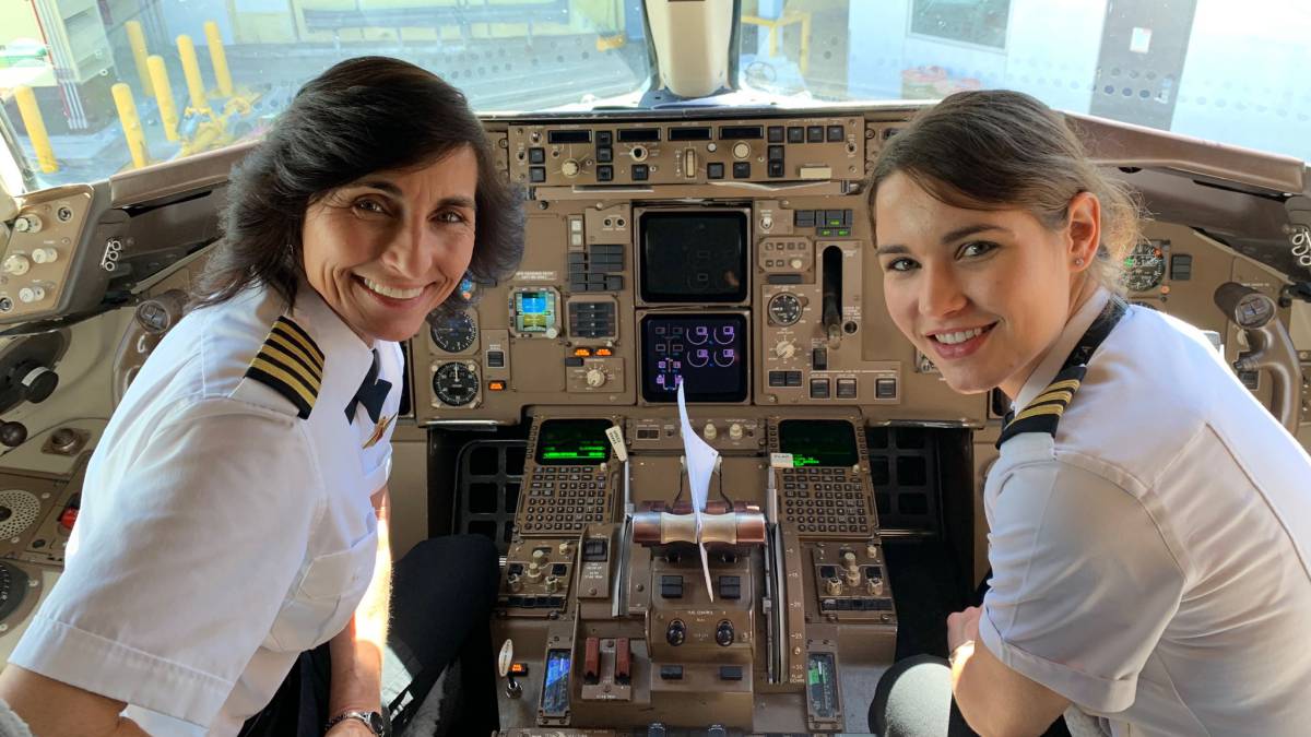 Un vuelo pilotado por madre e hija se hace viral y abre el debate de género en Twitter