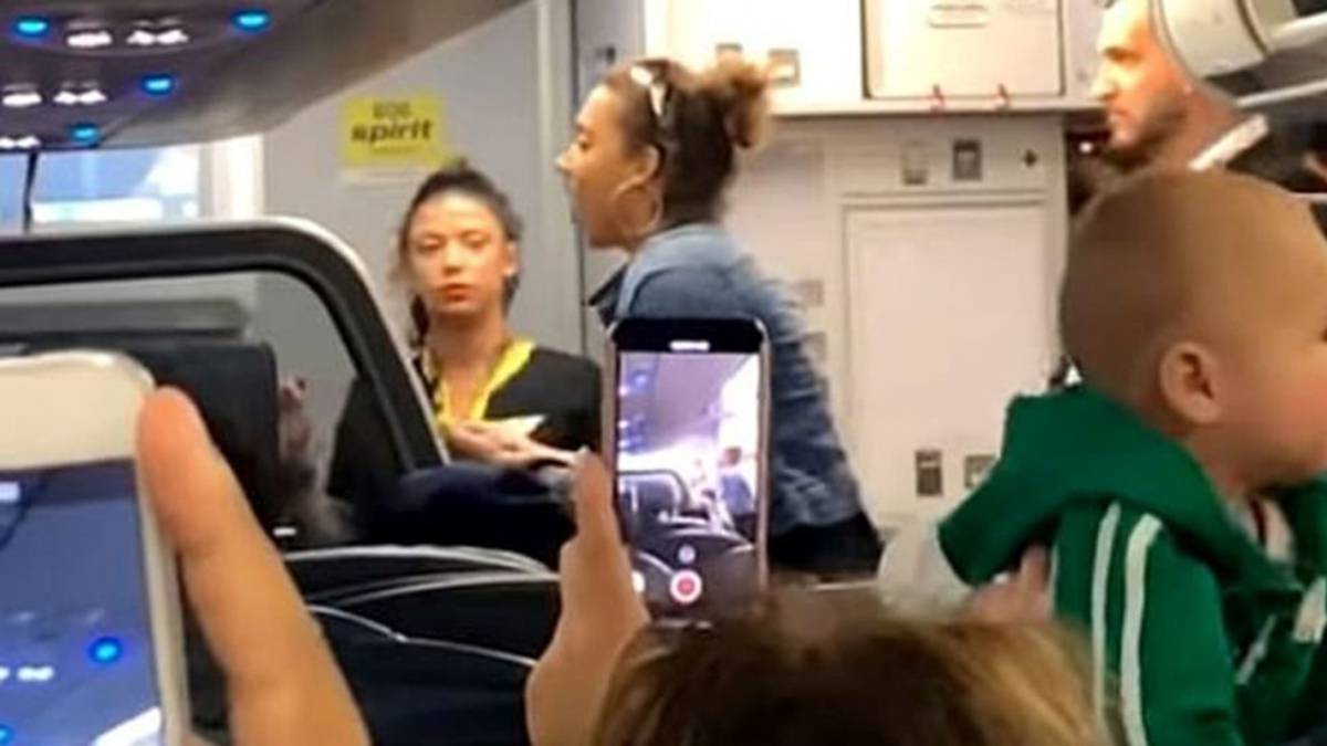 Una joven baila ‘twerking’ antes de ser expulsada de un avión